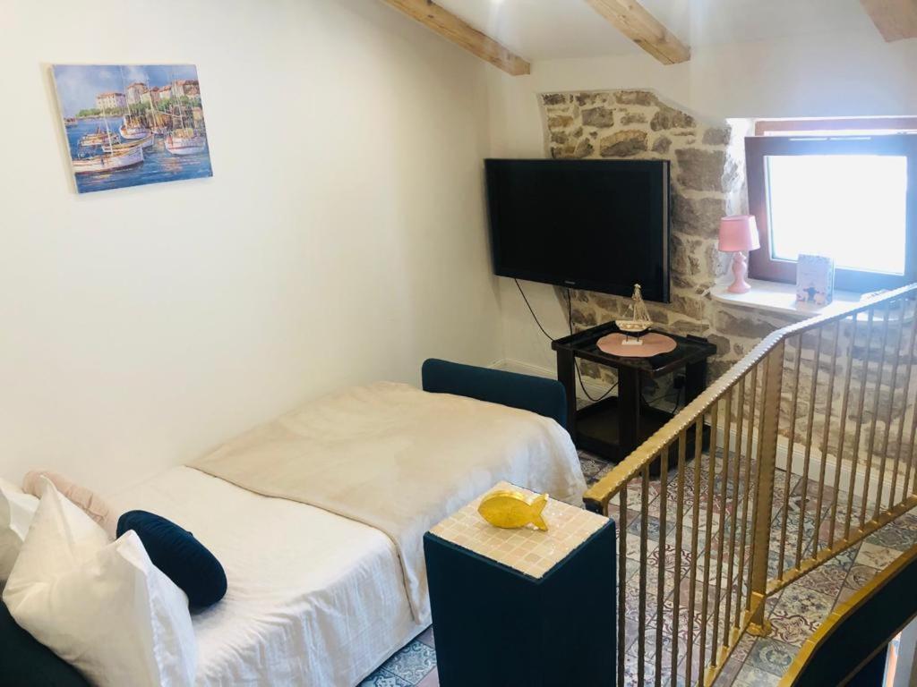 Istrian Stone House In The Heart Of The Beautiful Fishing Village Fazana - Only Few Steps From The Sea And The Wonderful Beach - Incl Plasma-Quad-Plus-Filter Against C O V I D Exterior photo